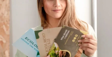 FOTO MUJER CON FLYERS | ¿Qué debe tener un buen flyer publicitario?