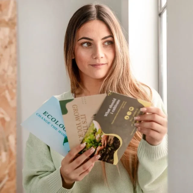 FOTO MUJER CON FLYERS | ¿Qué debe tener un buen flyer publicitario?